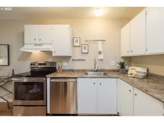 Photo #5: 22419301 Listing