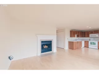 Photo #5: 22420886 Listing