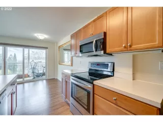 Photo #5: 22421352 Listing