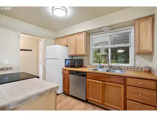 Photo #5: 22424397 Listing