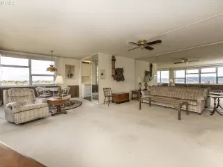 Photo #5: 22427142 Listing