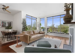 Photo #4: 22427973 Listing