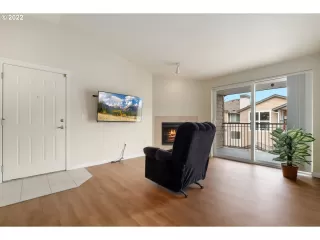 Photo #5: 22428841 Listing