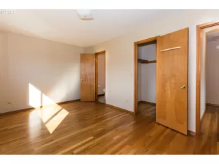 Photo #5: 22429813 Listing