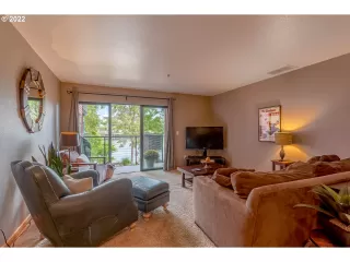 Photo #4: 22430103 Listing