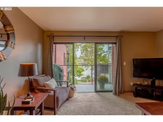 Photo #5: 22430103 Listing