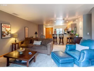 Photo #6: 22430103 Listing