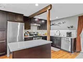 Photo #5: 22432442 Listing