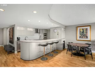 Photo #5: 22432798 Listing