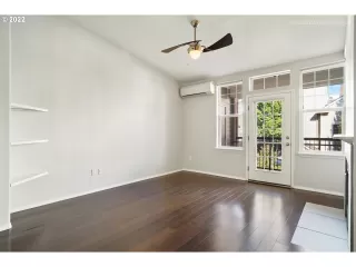 Photo #4: 22434096 Listing