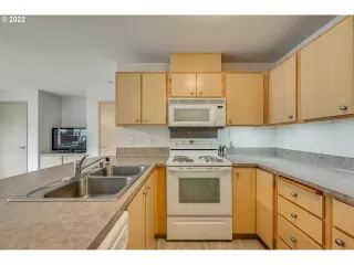 Photo #5: 22436142 Listing