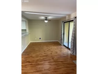 Photo #5: 22446284 Listing