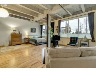 Photo #5: 22462018 Listing