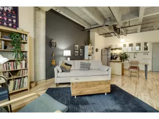 Photo #6: 22462018 Listing