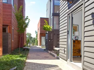 More Details about MLS # 22463178 : 2035 SW VERMONT ST 4