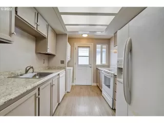 Photo #5: 22477352 Listing