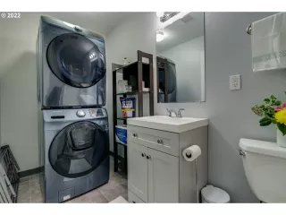 Photo #5: 22483146 Listing