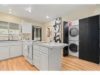 Photo #4: 22489119 Listing