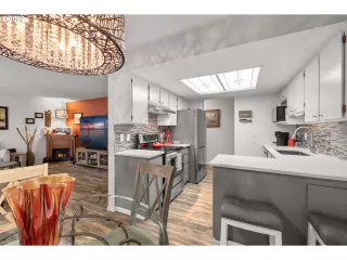 Photo #5: 22493017 Listing