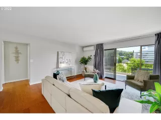 Photo #5: 22493408 Listing