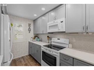 Photo #5: 22515144 Listing