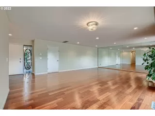 Photo #4: 22517361 Listing