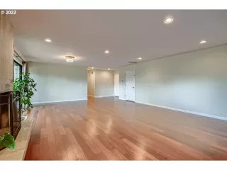 Photo #6: 22517361 Listing