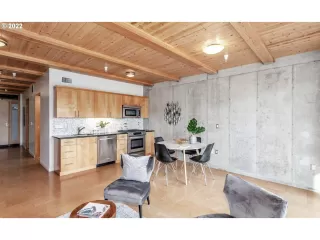 Photo #5: 22520439 Listing