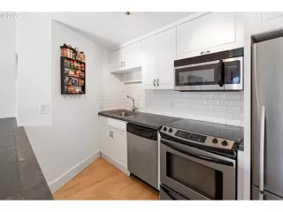 Photo #5: 22535908 Listing