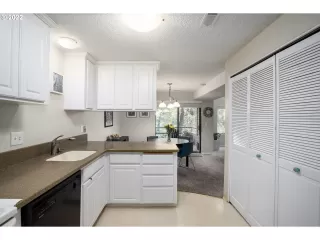 Photo #5: 22539635 Listing