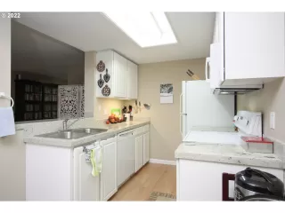 Photo #5: 22539895 Listing