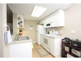 Photo #6: 22539895 Listing