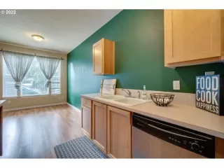 Photo #5: 22550197 Listing