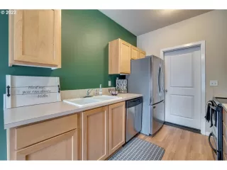 Photo #6: 22550197 Listing