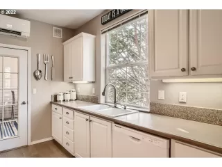 Photo #5: 22555047 Listing