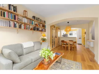 Photo #5: 22556005 Listing