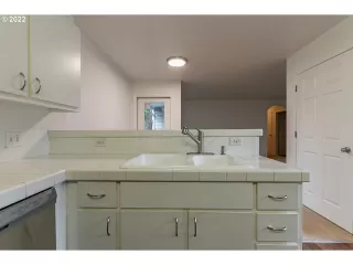 Photo #5: 22556253 Listing