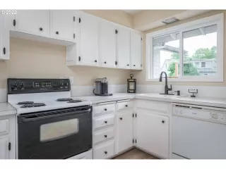 Photo #5: 22566574 Listing