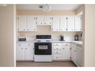 Photo #6: 22566574 Listing