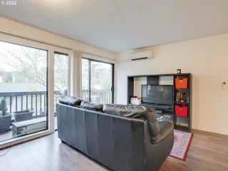 Photo #5: 22567952 Listing