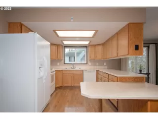 Photo #5: 22580765 Listing