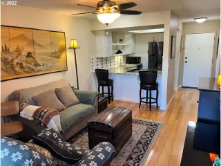 Photo #5: 22582244 Listing