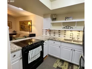 Photo #6: 22582244 Listing