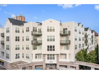 Photo #3: 22585588 Listing