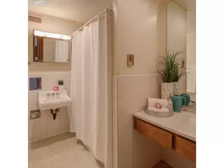 Photo #5: 22594345 Listing