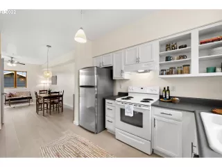 Photo #6: 22608062 Listing