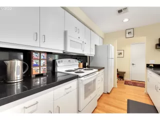 Photo #4: 22616930 Listing