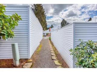 Photo #6: 22618624 Listing