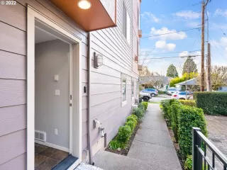 Photo #4: 22620379 Listing