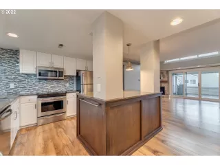 Photo #4: 22631436 Listing